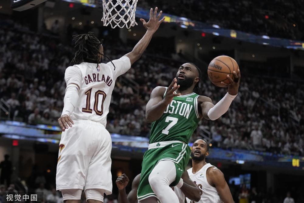 球榜上举足 球榜上举足